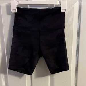 Lululemon Wonder Train 6” Shorts